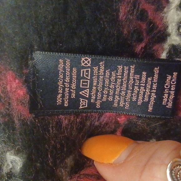 Victoria's Secret Black/Pink Plaid Soft Fringed Scarf - Picture 4 of 6